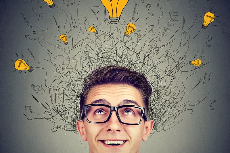 Tennisspieler schlägt den Ball auf einem Sandplatz.