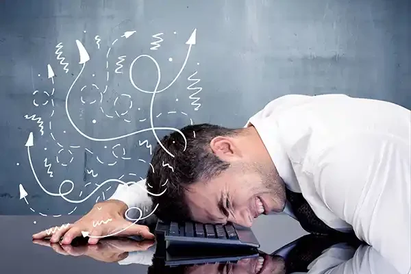 Tennisspieler schlägt den Ball auf einem Sandplatz.