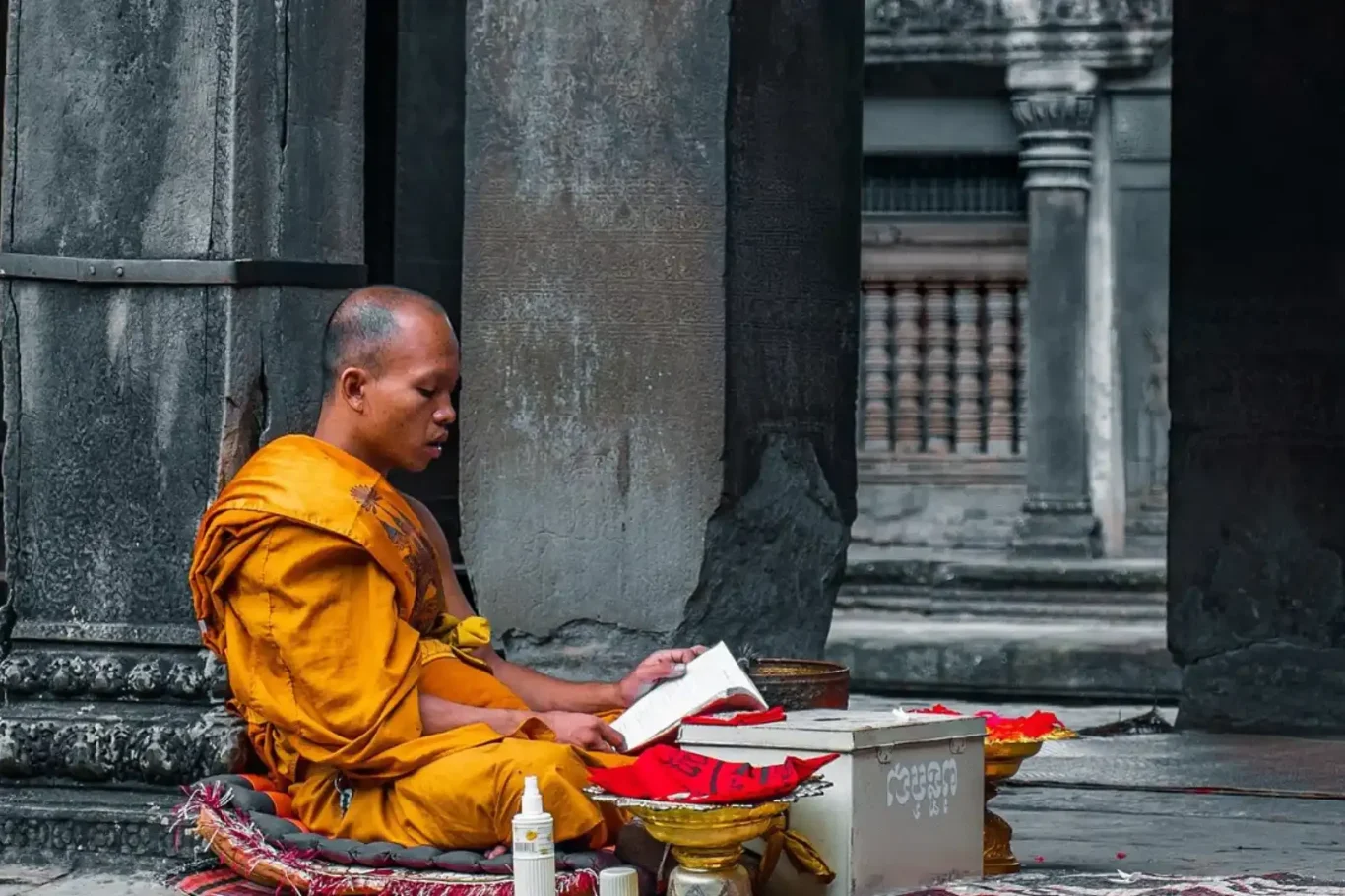 Tennisspieler schlägt den Ball auf einem Sandplatz.
