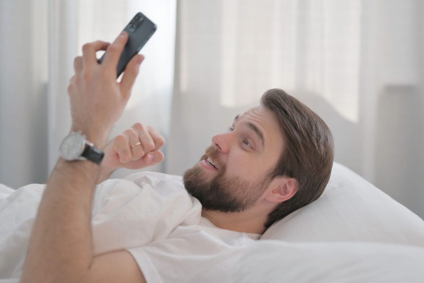Frau liegt entspannt im Bett, umgeben von sanften Farben und Pflanzenmotiven.